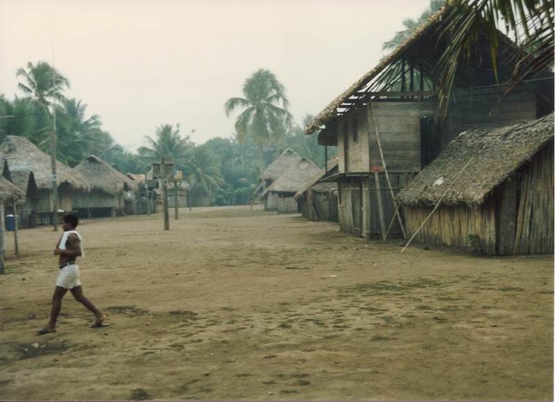 Dawn in the Kuna tribe's
                village of P�curo, the last village before the hike to
                the Colombian frontier