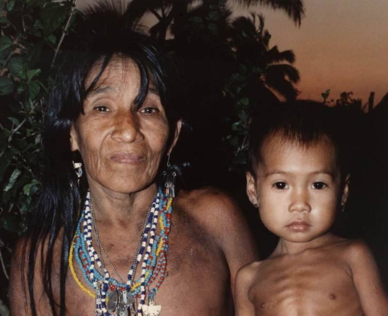 An
                elderly woman with a child in the native village of
                Union de Choco